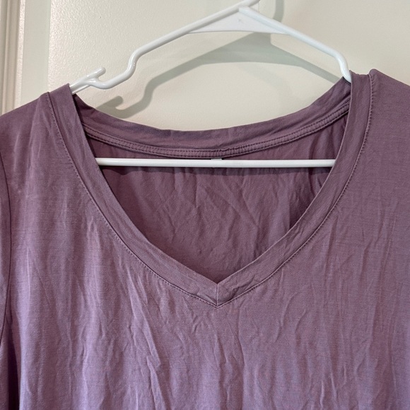 Casual Mauve V-Neck Tee / B30 - Picture 2 of 3